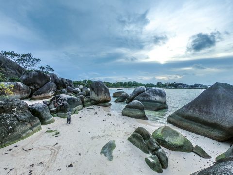 Pesona Pantai Tanjung Tinggi Belitung - Agatha Tour