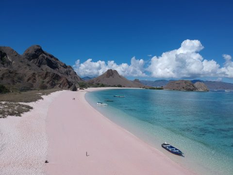 liburan akhir tahun - 7 Tempat Wisata di Indonesia yang Jarang Diketahui - Agatha Tour