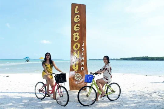 chicas-beach-leebong-island