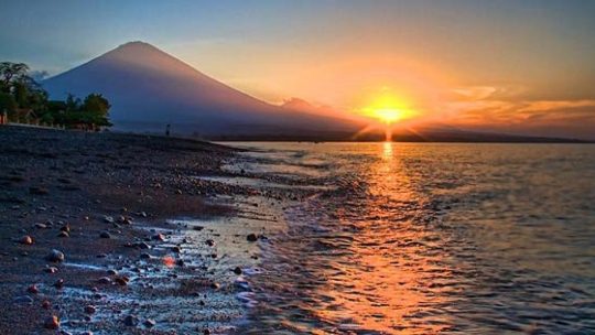 pantai amed rekomendasi tempat melihat sunset cocok untuk honeymoon di bali