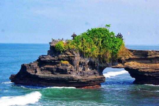 pura batu bolong tempat wisata di lombok terbaru