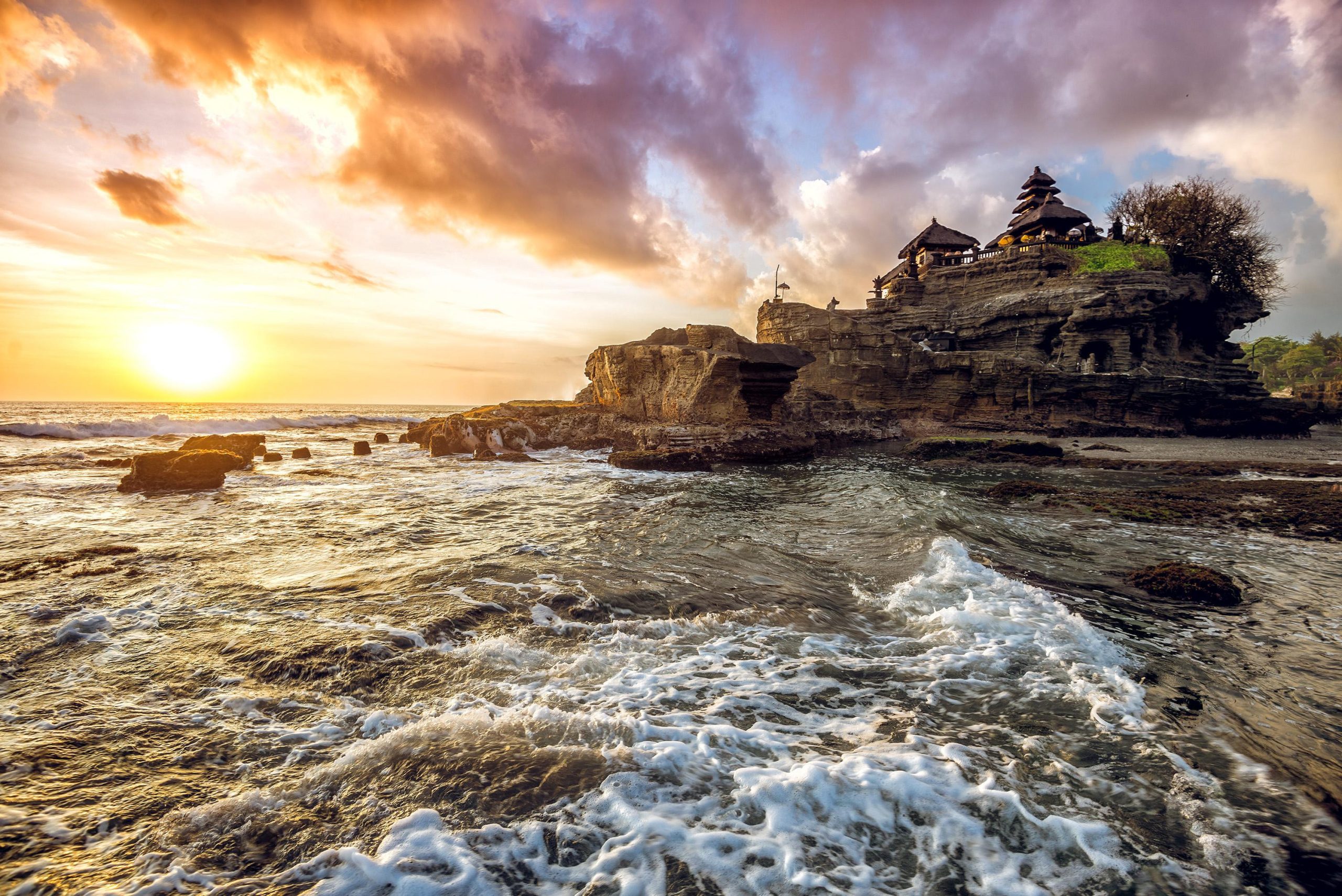 Keunikan Pura Tanah Lot & Daya Tarik Wisata - Agatha Tour