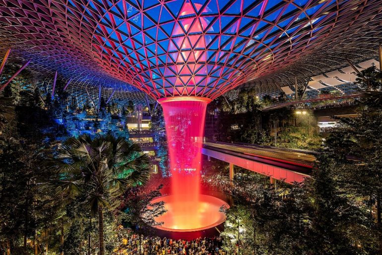 wisata ke jewel changi airport rain vortex at night