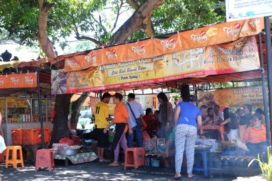 wisata kuliner sate babi bawah pohon bali